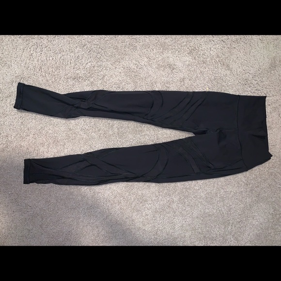 Lululemon Mesh Cut Out Wunder Unders - Picture 3 of 7